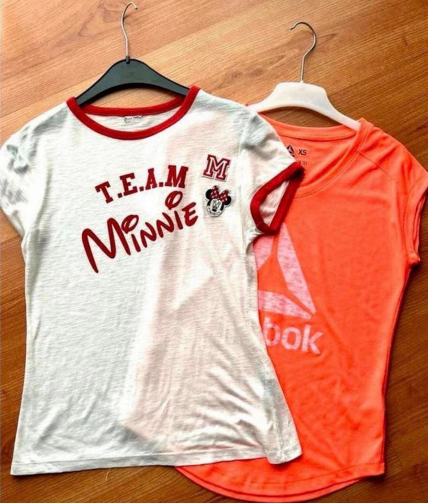 2 leuke shirts maat XS: Mickey Mouse & Reebok, Wit, Ophalen of Verzenden, Zo goed als nieuw, Korte mouw