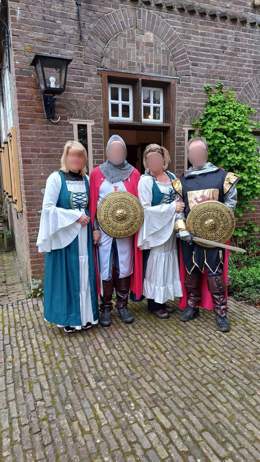 Ridderkostuum (rechts op de foto) maat 56, Ophalen, Zo goed als nieuw