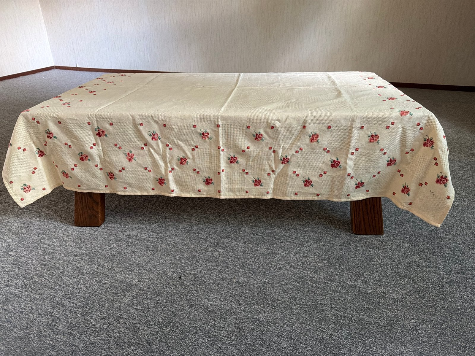 Tafelkleed met geborduurde roosjes 130x90 cm, Gebruikt, Meerkleurig, Ophalen of Verzenden, Landelijk
