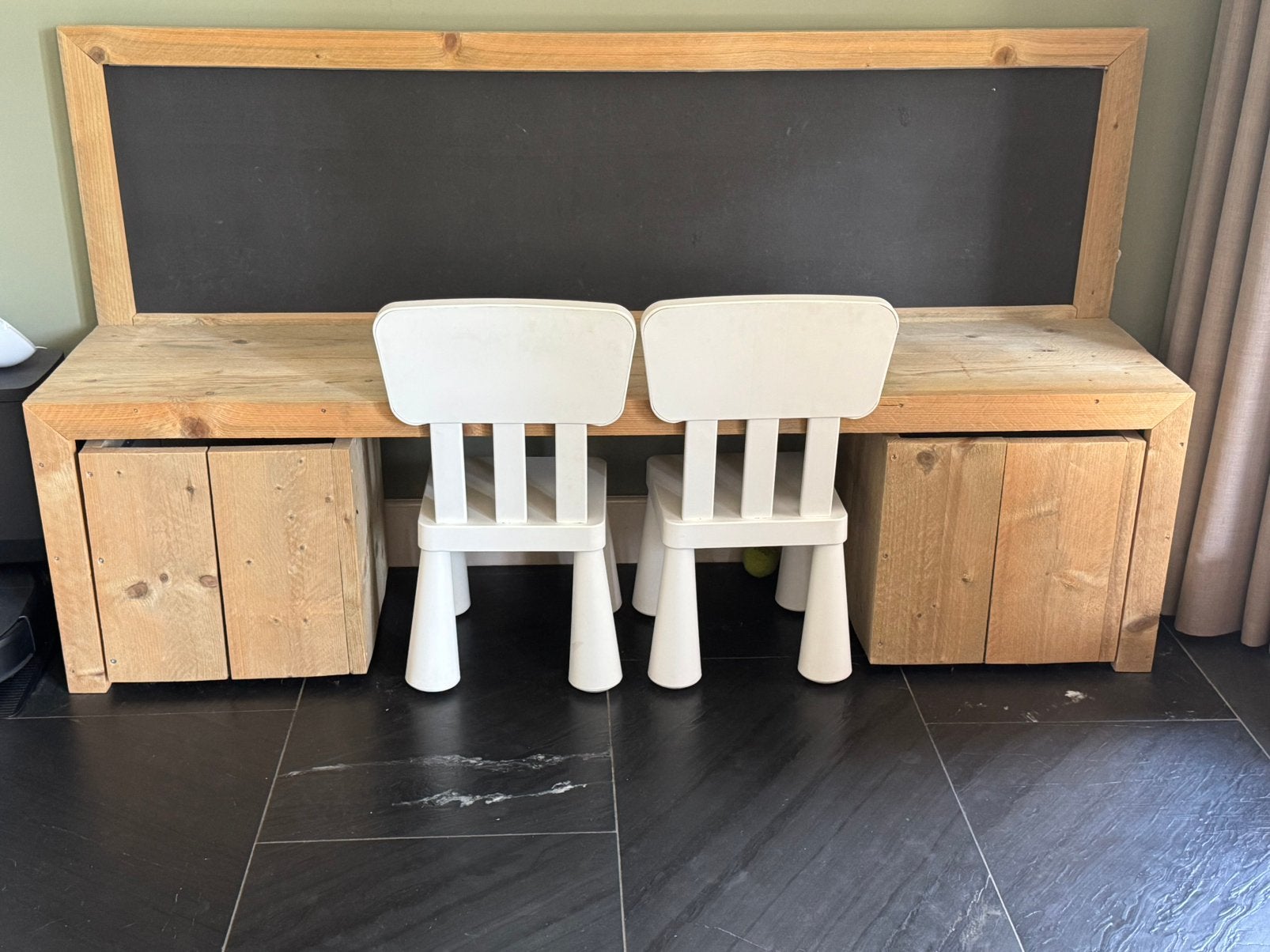 Houten kinder speeltafel met magneet-/krijtbord, Ophalen, Zo goed als nieuw