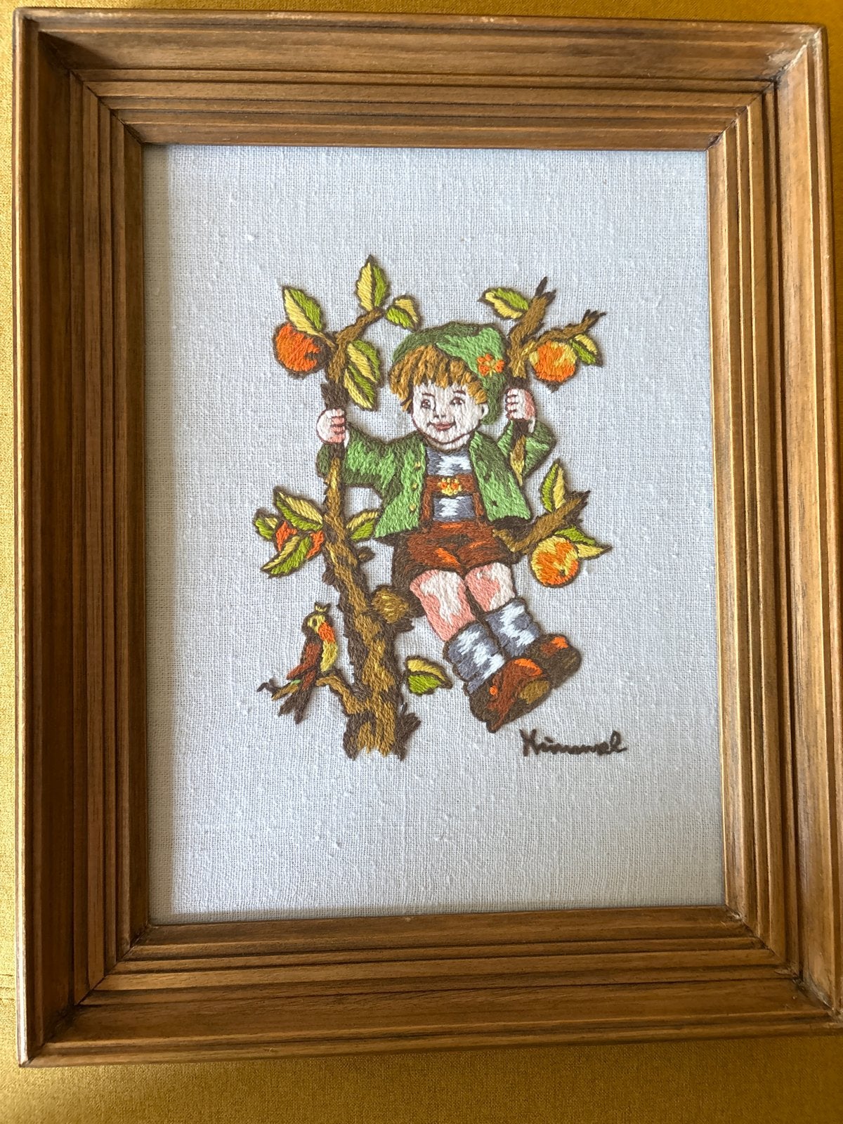 Vintage geborduurd Hümmel schilderij jongen in boom, Ophalen of Verzenden, Zo goed als nieuw, Handborduren, Overige typen