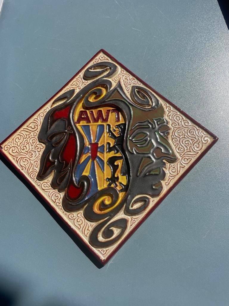 Vintage AWT Tegel met Maskers en Wapen West Vlaanderen, Verzenden