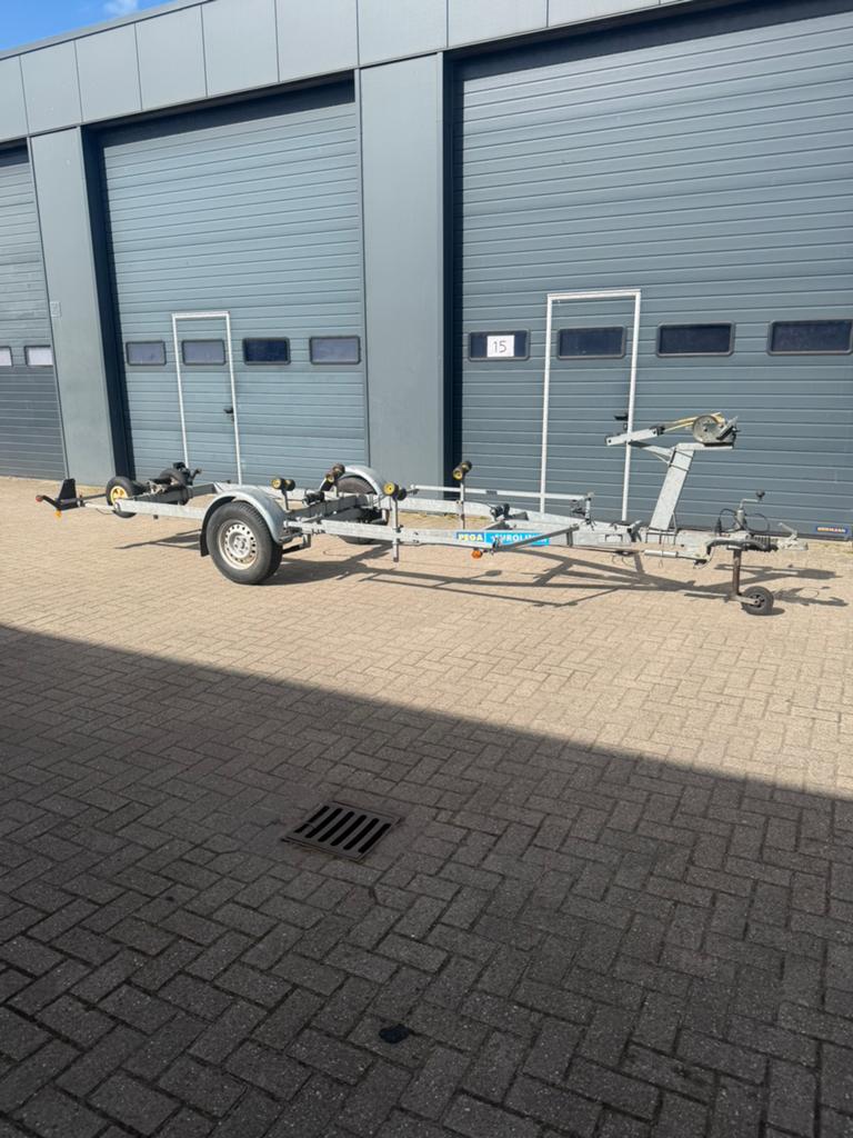 Pega trailer geremd (2008), Watersport en Boten, Boottrailers, Zo goed als nieuw, Minder dan 6 meter, Geremd, Ophalen