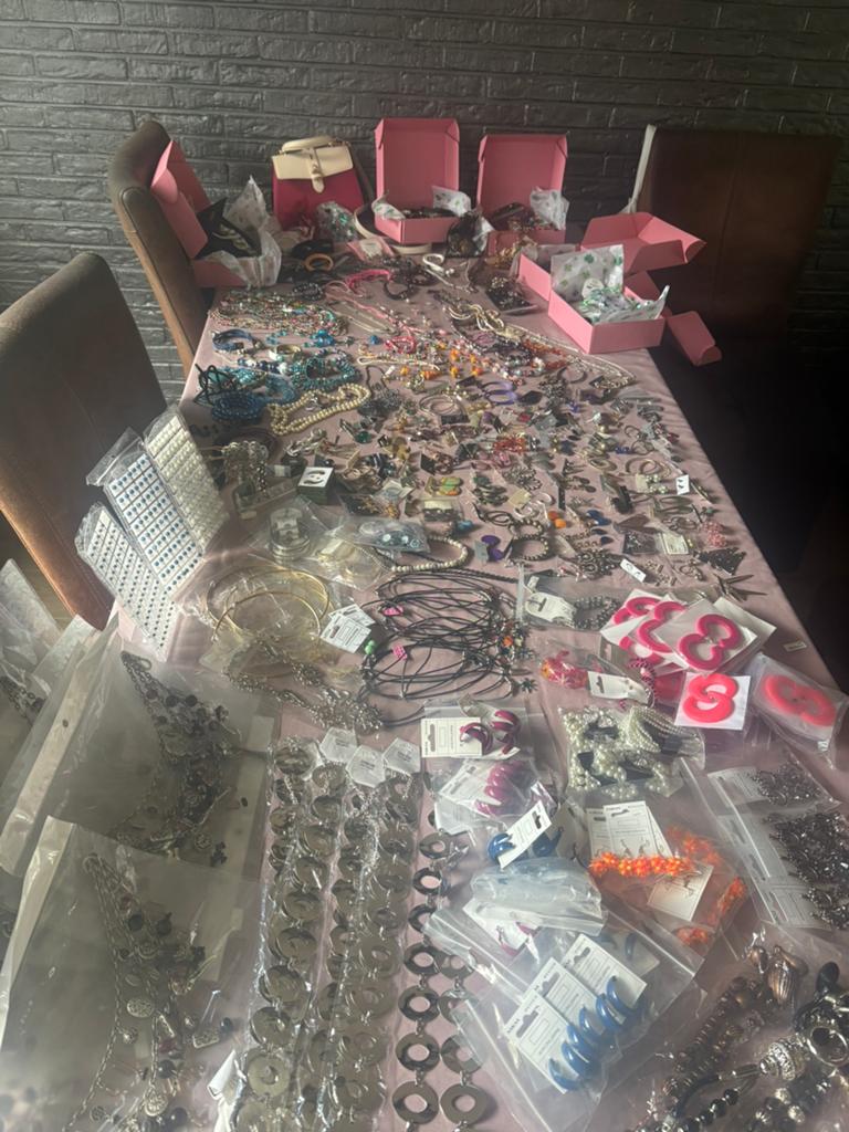 Grote voorraad sieraden en accessoires, Overige kleuren, Overige typen, Ophalen of Verzenden, Zo goed als nieuw