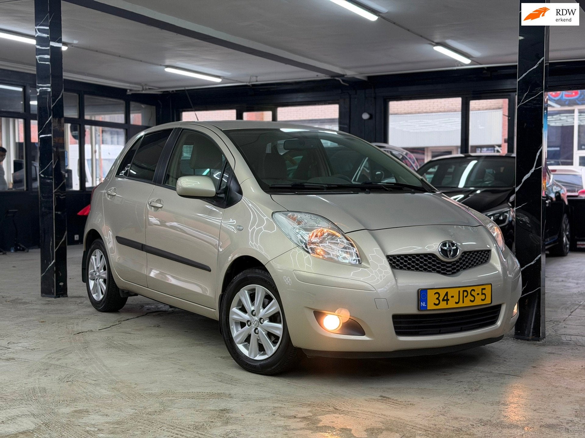 Toyota Yaris 1.3 VVTi Executive Automaat | Airco | Keyless e, 101 pk, 750 kg, 4 cilinders, Beige