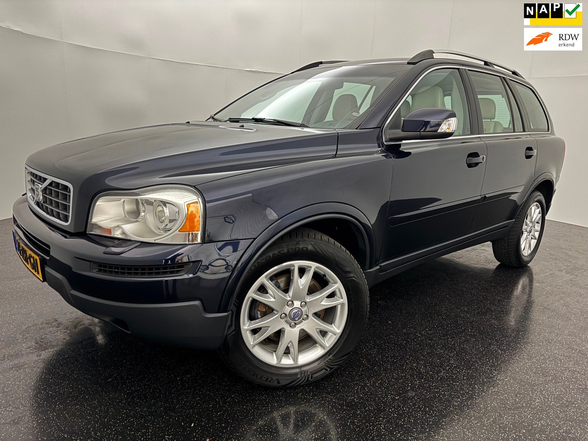 Volvo XC90 2.4 D5 AUT 185 PK Summum 7 zits / Leder / Xenon /, Auto's, Volvo, Gebruikt, Beige, 241 €/maand, Blauw