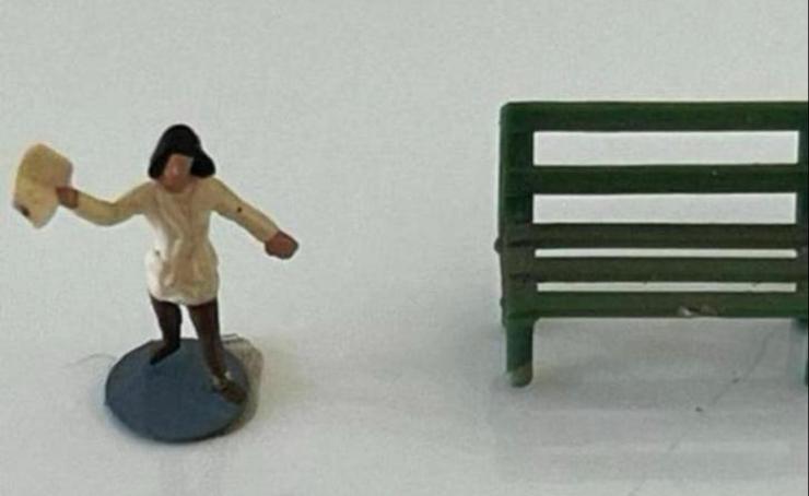 Miniatuur bankje met poppetje - Decoratie/Verzameling, Ophalen of Verzenden, Gebruikt, Overige merken