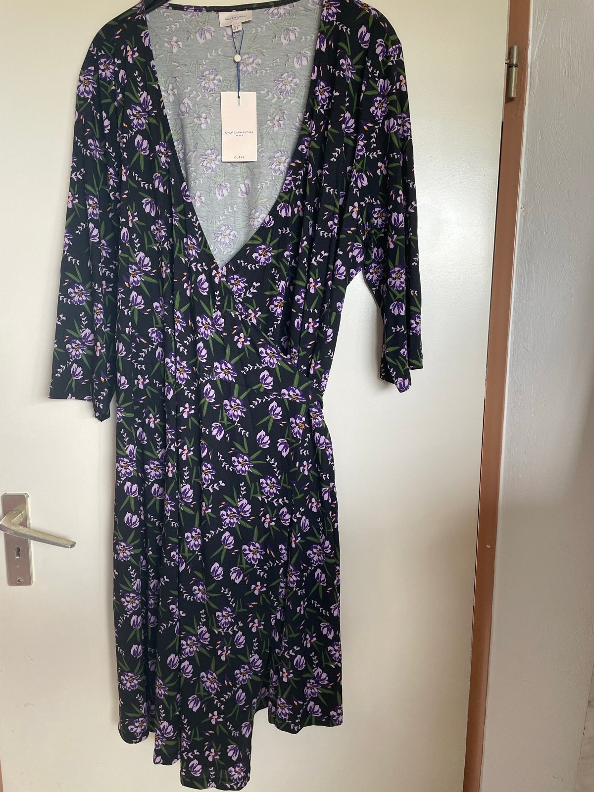 ONLY Carmakoma wikkeljurk met bloemenprint, maat XL-54, Ophalen of Verzenden, Nieuw, Zwart, Jurk