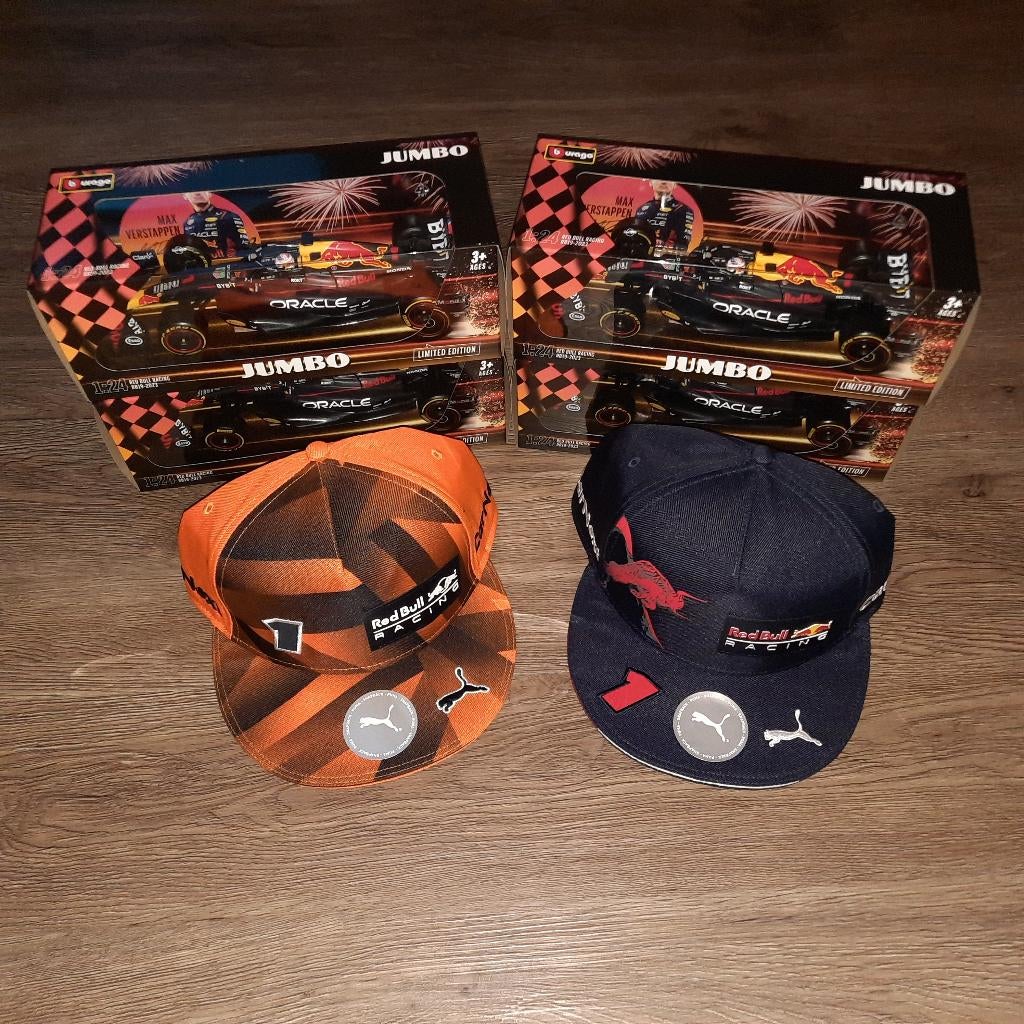 3x JUMBO Max Verstappen F1 raceauto 2023 RB19 + 2 petten., Ophalen of Verzenden, Nieuw, Bburago