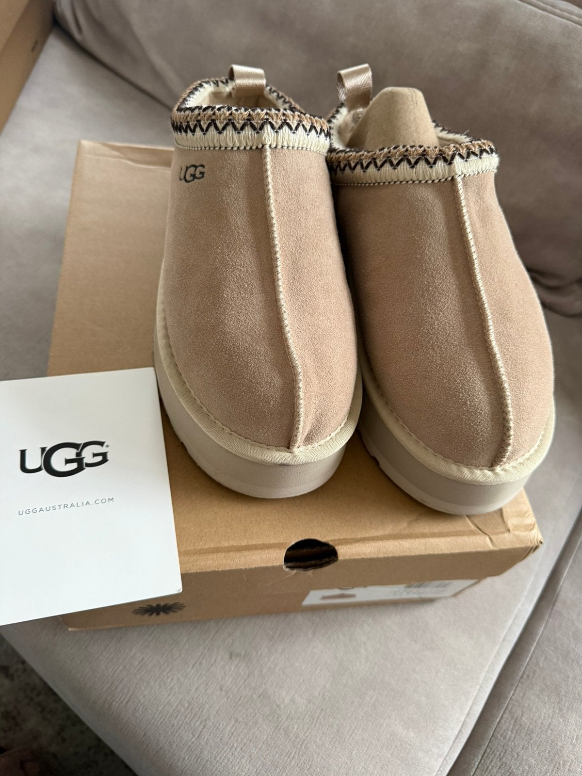 UGG, Beige, Ophalen of Verzenden, Zo goed als nieuw, Pantoffels of Sloffen