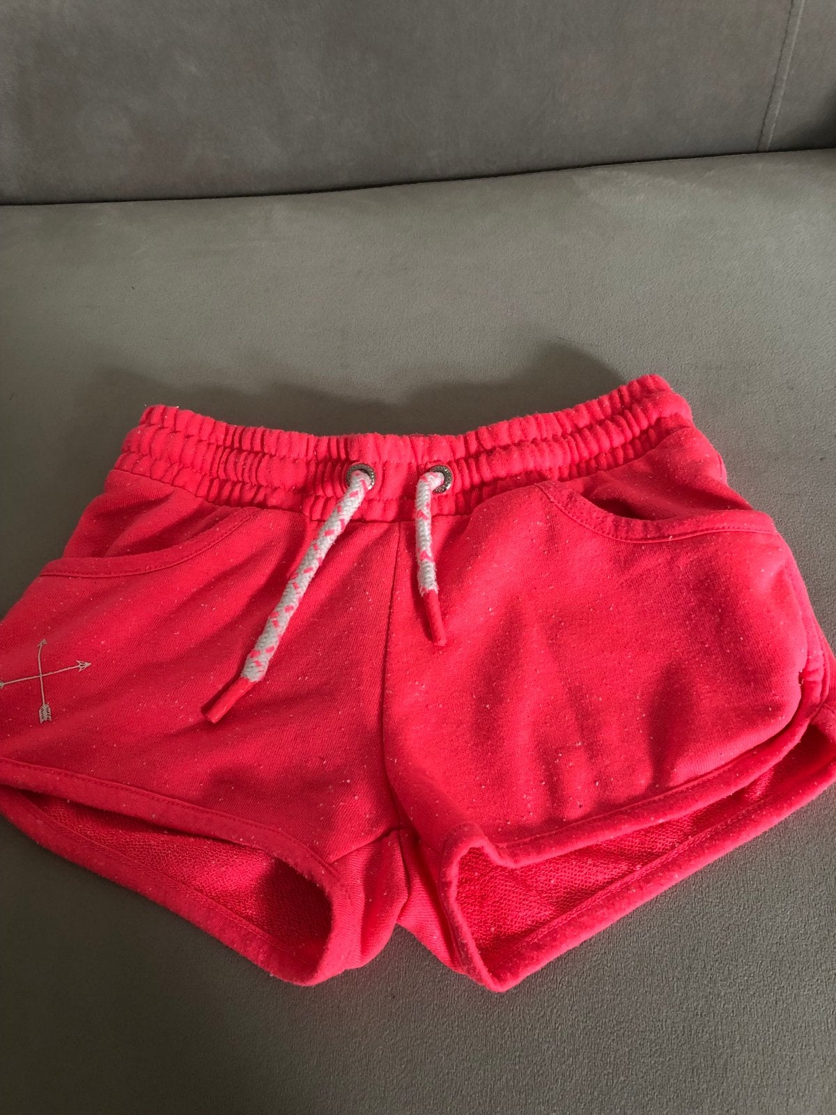 Neon roze korte broek van Coolcat maat XS, Kleding | Dames, Broeken en Pantalons, Kort, Ophalen of Verzenden, Zo goed als nieuw