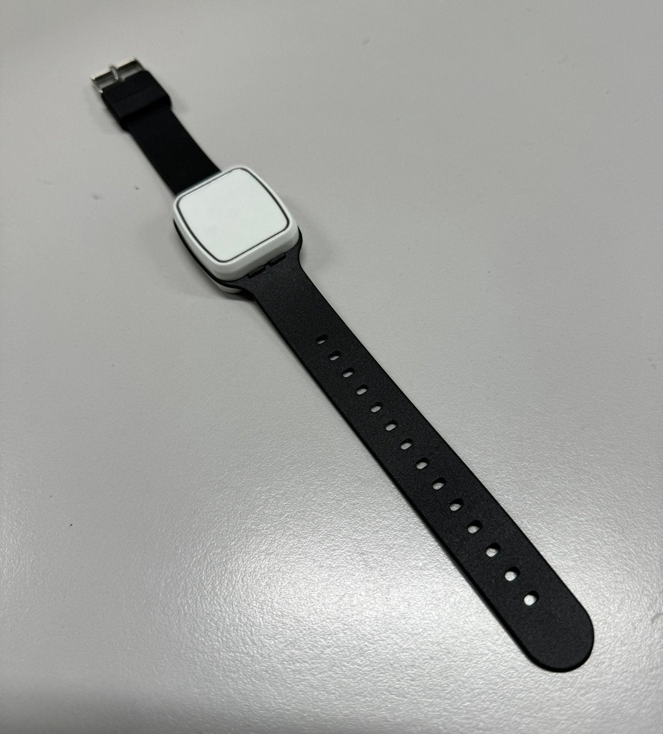 Vibby - slimme valdetector polsband valsensor zwart-wit, Diversen, Ophalen of Verzenden, Zo goed als nieuw, H, H
