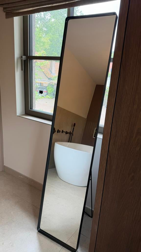 Staande spiegel met zwart metalen frame, Huis en Inrichting, Woonaccessoires | Spiegels, Ophalen, 200 cm of meer, Zo goed als nieuw