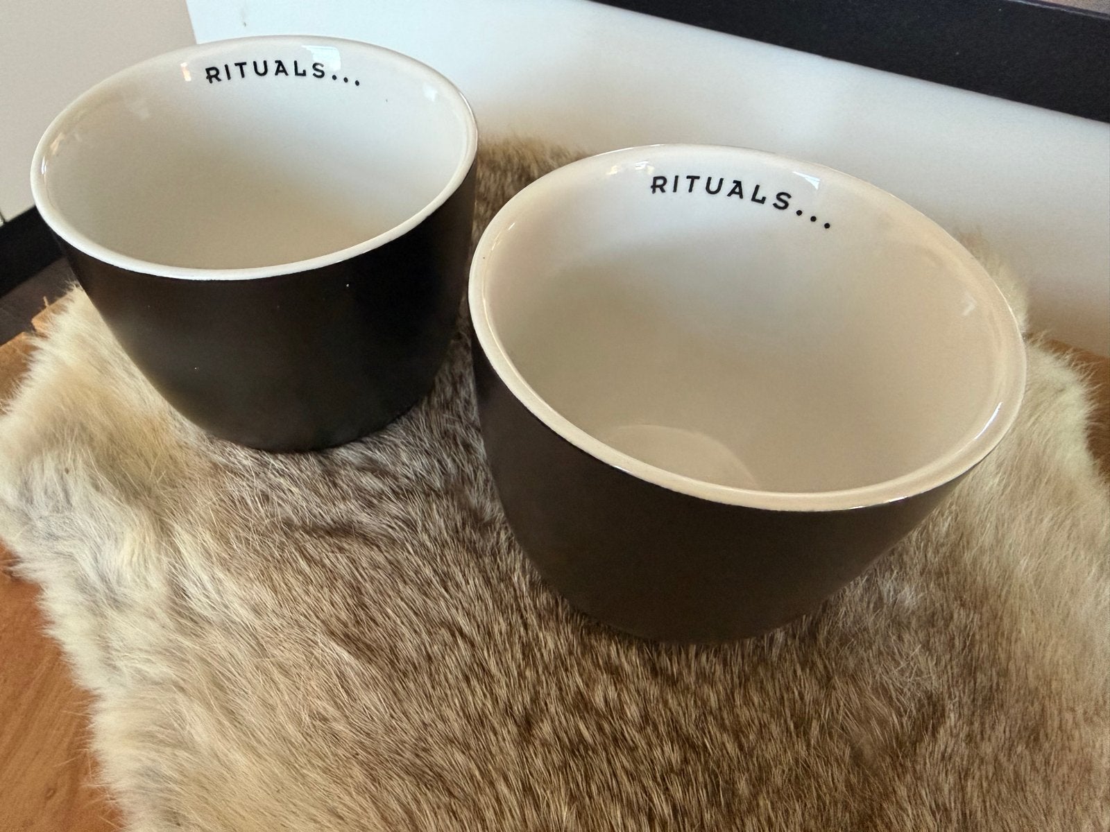 Set van 2 Grote Matzwarte Mokken - Rituals, Ophalen of Verzenden, Zwart, Steen/keramiek, Overige merken