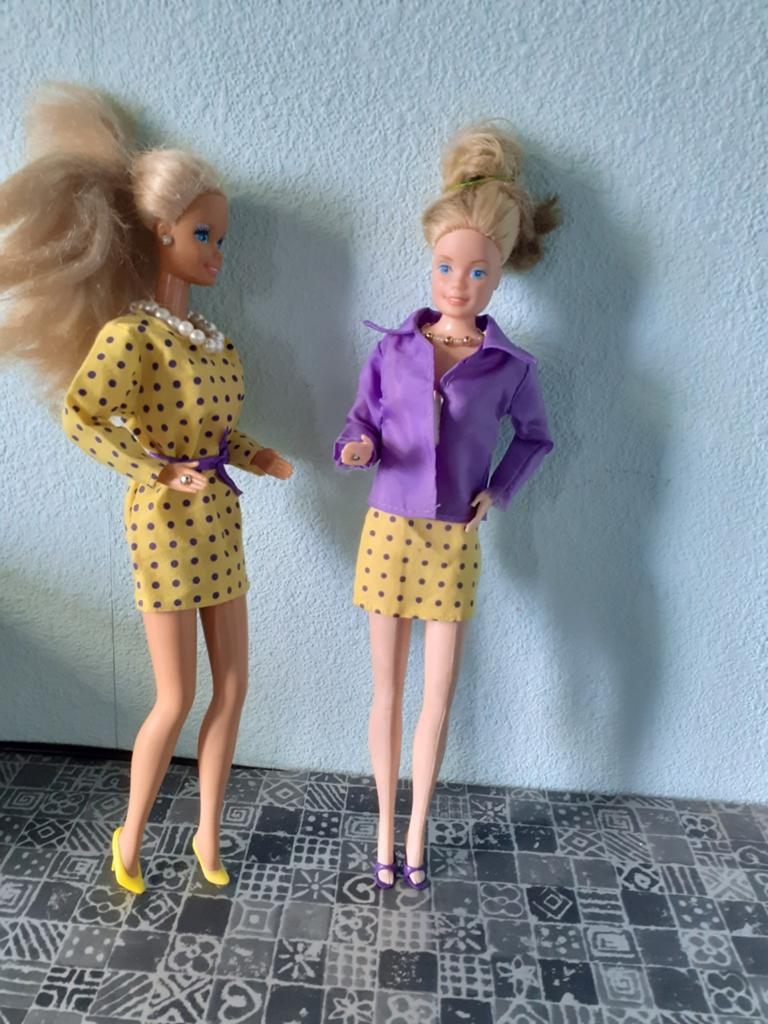 2 bijelkaar horende kledingsetjes voor Barbie, Ophalen of Verzenden, Gebruikt, Barbie