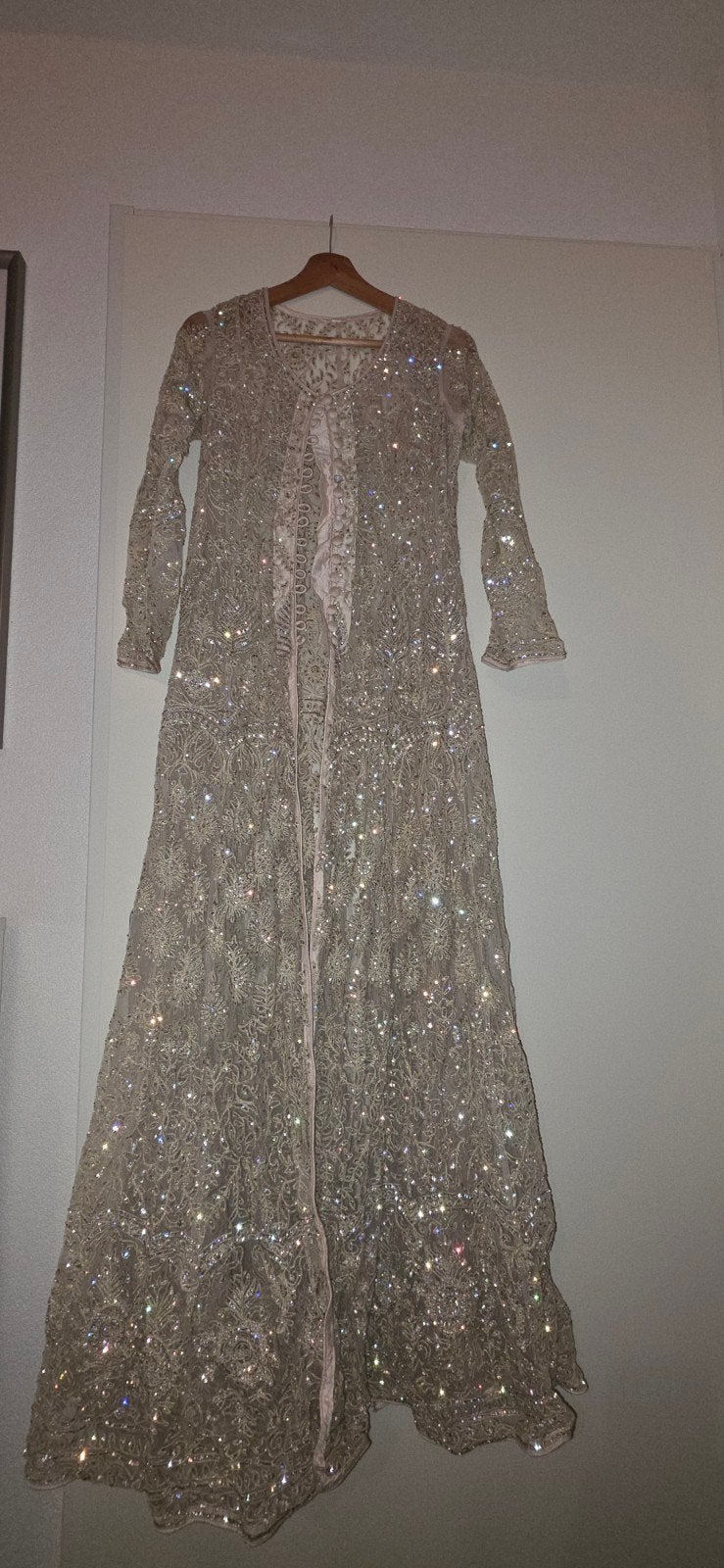 Prachtige Indiase jurk/lehenga - Zo goed als nieuw, Kleding | Dames, Maat 38/40 (M), Overige typen, Beige, Ophalen of Verzenden