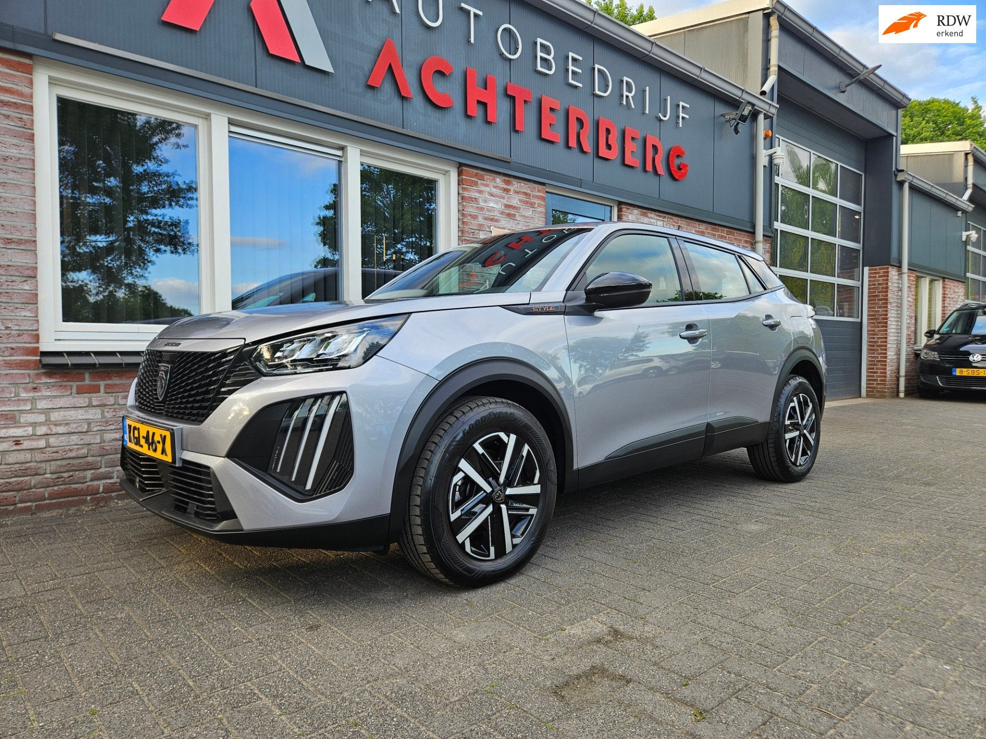 Peugeot 2008 1.2 Hybrid 136 Style Carplay! LED! Automaat! Cr, 1272 kg, Gebruikt, Euro 6, 1199 cc