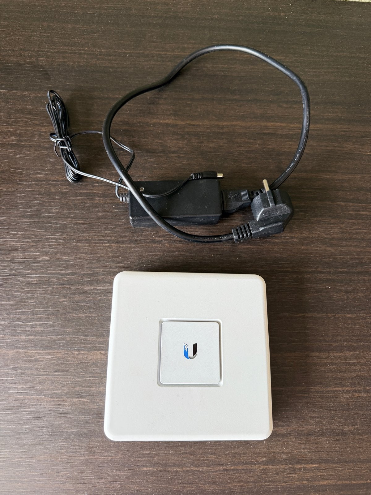 Ubiquiti UniFi Security Gateway (USG), Computers en Software, Routers en Modems, Ophalen of Verzenden, Zo goed als nieuw, Router