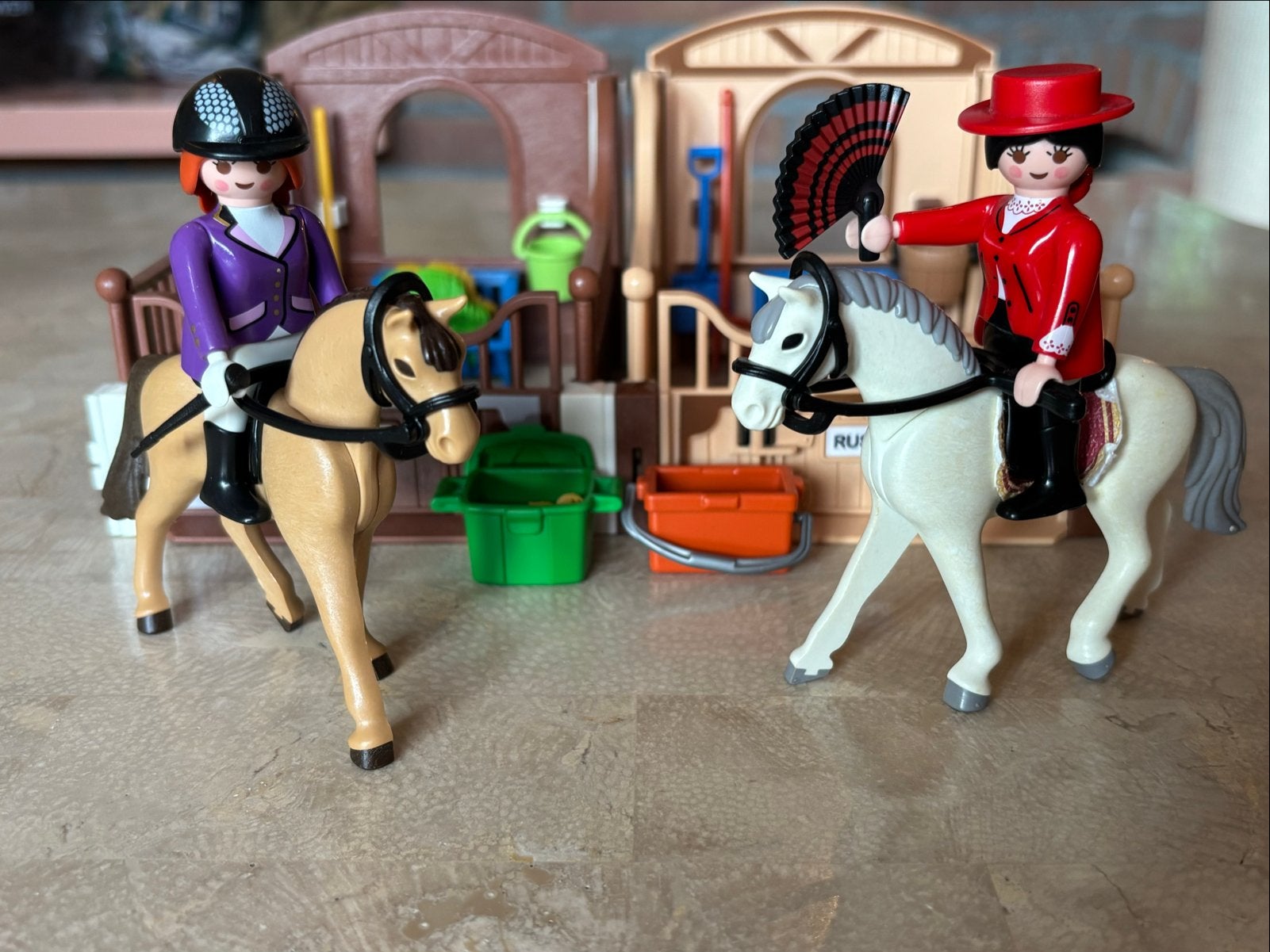 Playmobil paardenstallen met poppetjes en paarden, Kinderen en Baby's, Speelgoed | Playmobil, Gebruikt, Gebouw, Country, Complete set