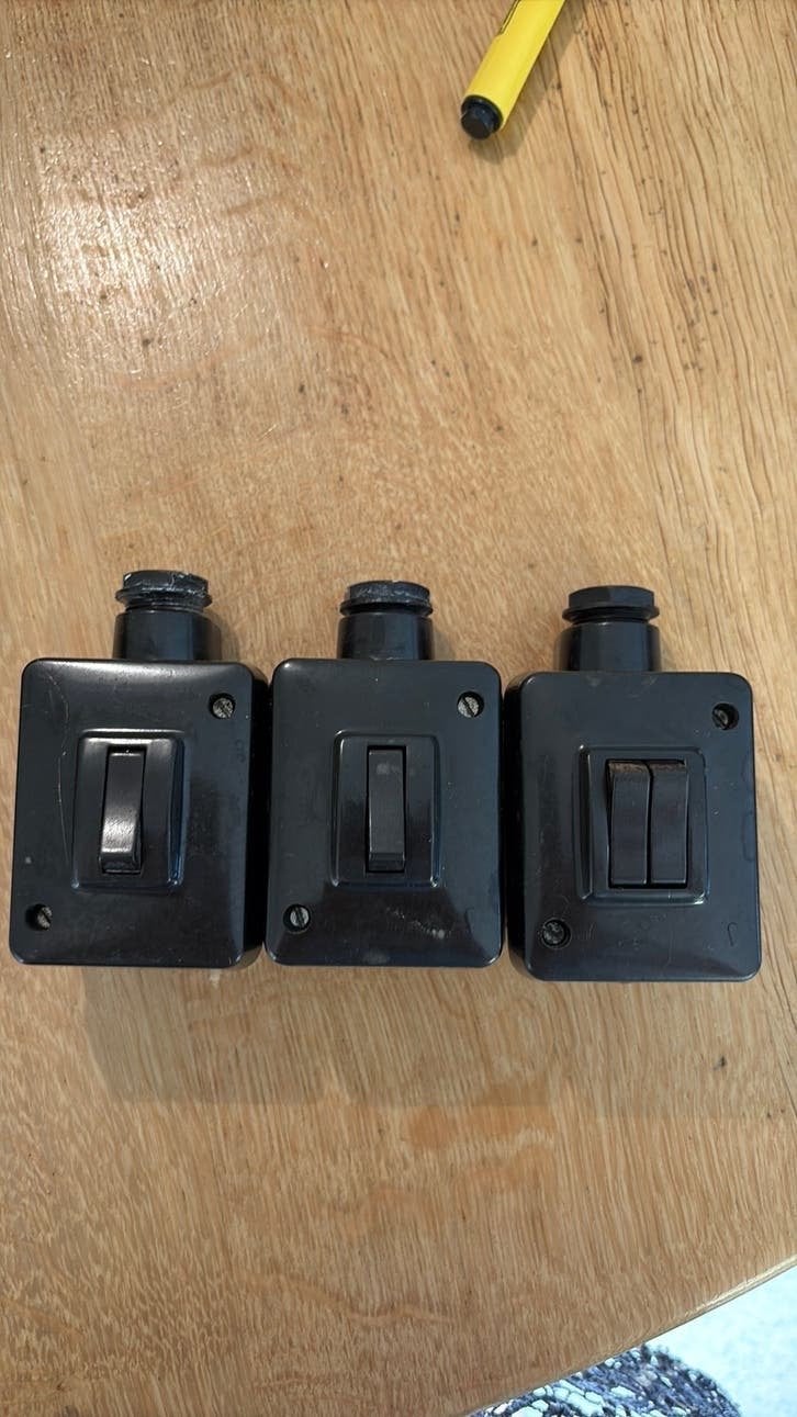 2 lichtschakelaars bakeliet, Doe-het-zelf en Verbouw, Ophalen of Verzenden, Gebruikt, Schakelaar