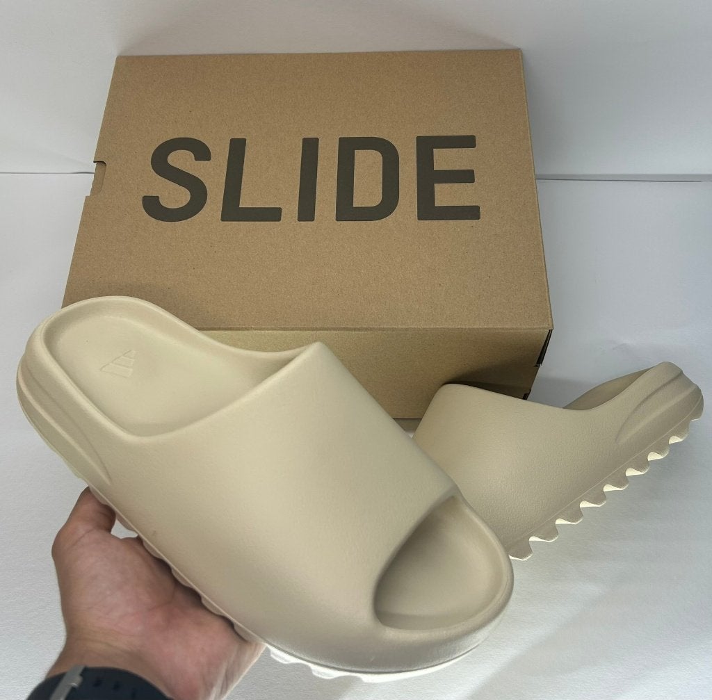 adidas Yeezy Slide Bone - Maat 43, Slippers, Adidas Yeezy Slide, Nieuw, Ophalen of Verzenden