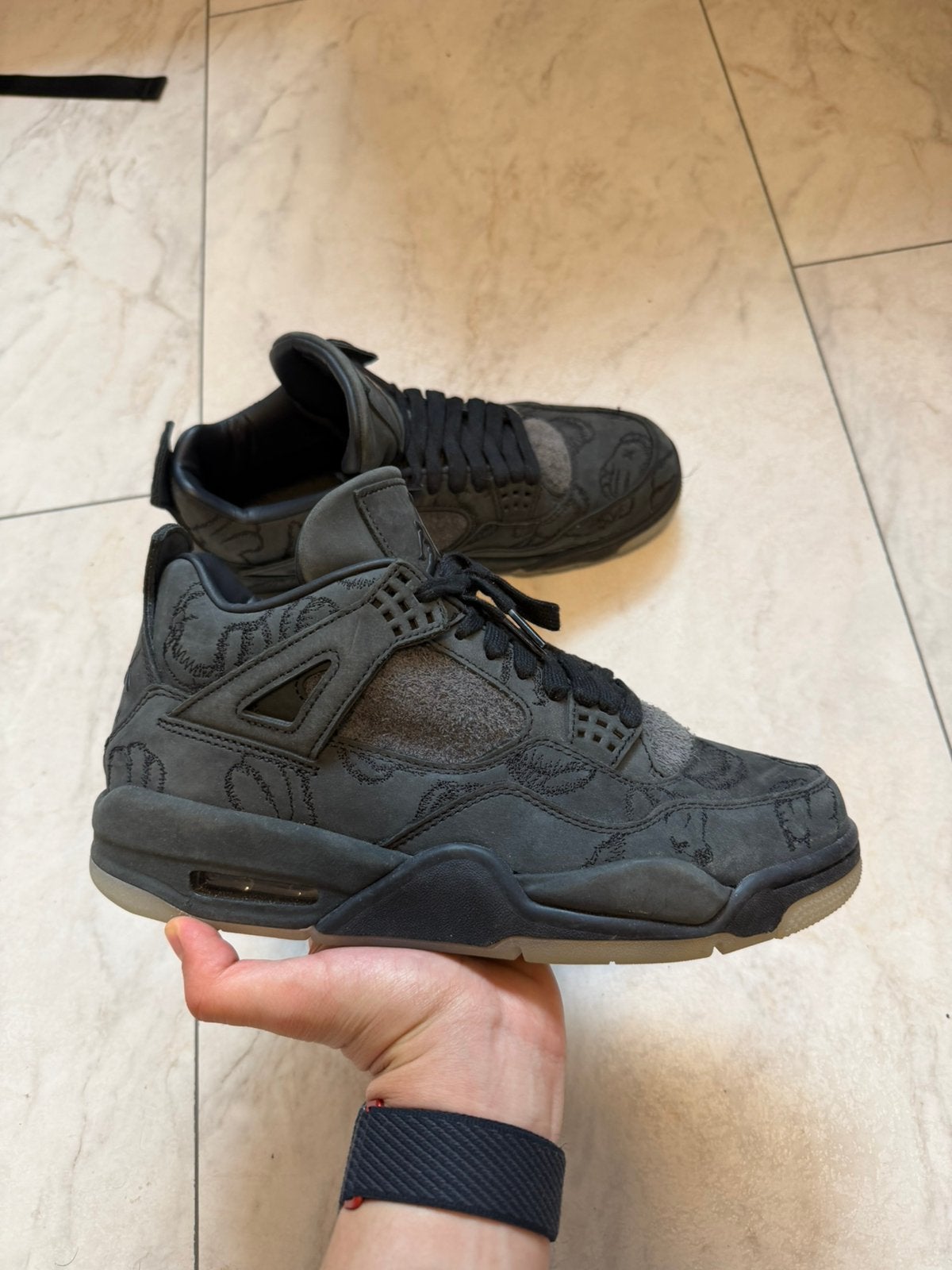 Air Jordan 4 Retro x KAWS Black - Maat 42, Kleding | Heren, Ophalen of Verzenden, Zo goed als nieuw, Zwart