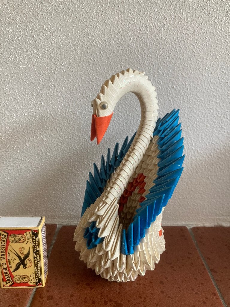 papiervouwkunst origami papieren kleine zwaan blauw oranje, Ophalen of Verzenden, Zo goed als nieuw, Dier