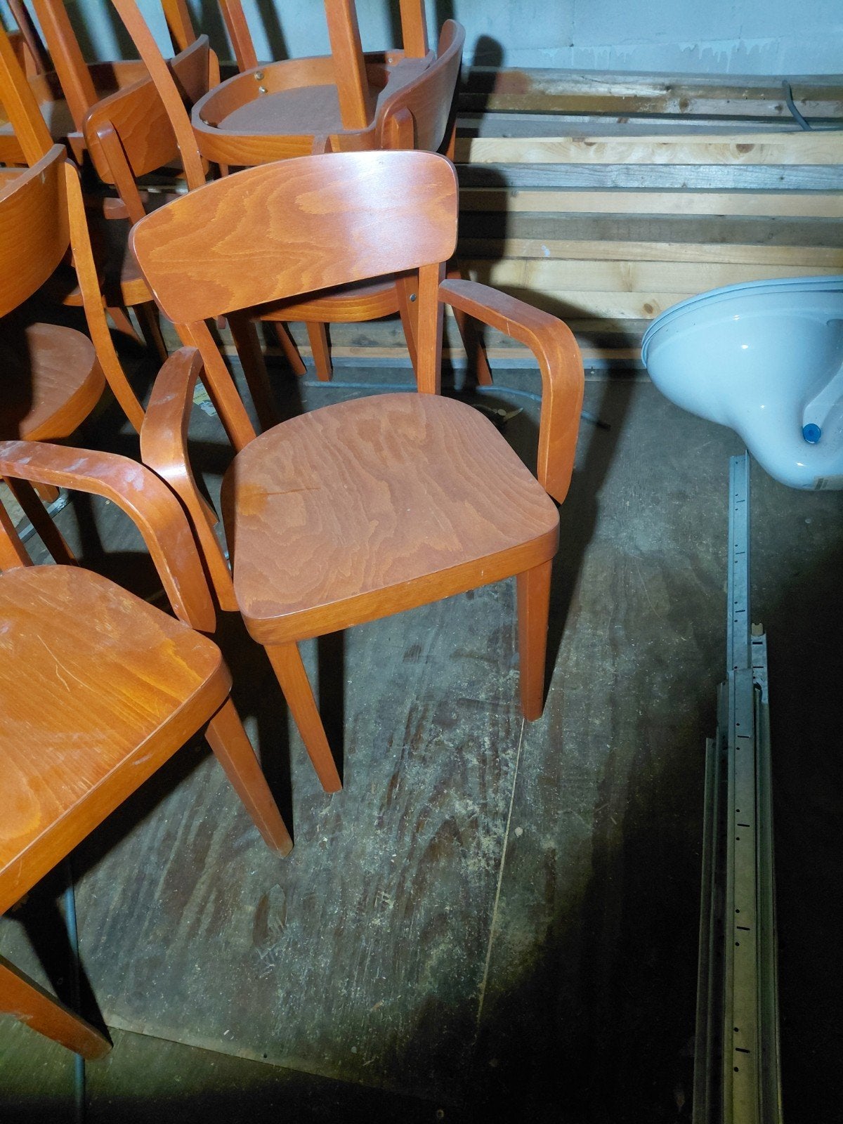 22 houten stoelen met armleuning, Ophalen, Gebruikt, Bruin, Vijf, Zes of meer stoelen