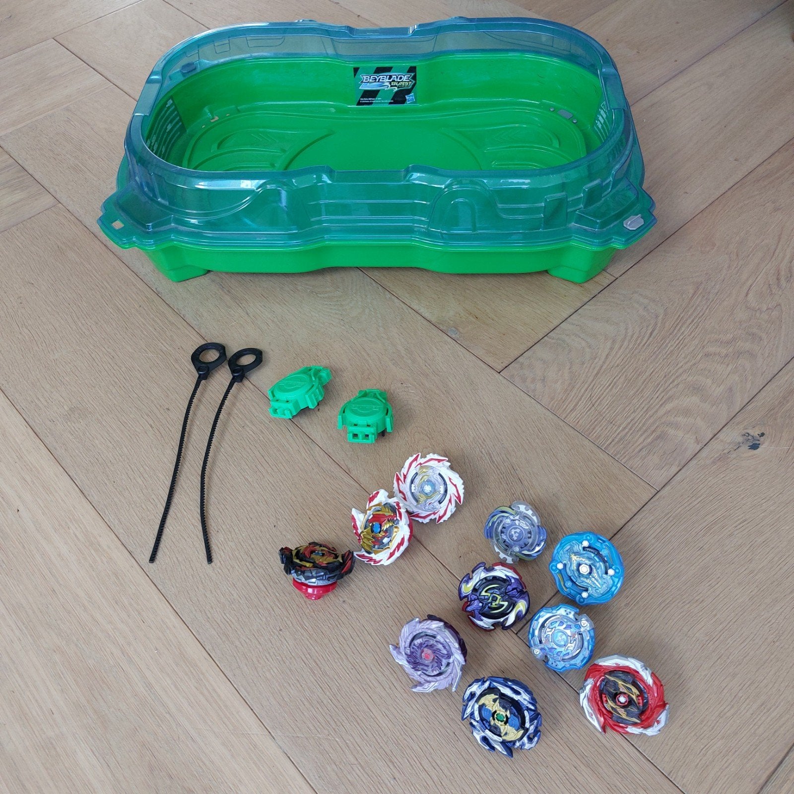 Beyblade Arena met 10 Beyblades en 2 Lanceercontrollers, Kinderen en Baby's, Speelgoed | Overig, Gebruikt, Jongen of Meisje, Ophalen of Verzenden
