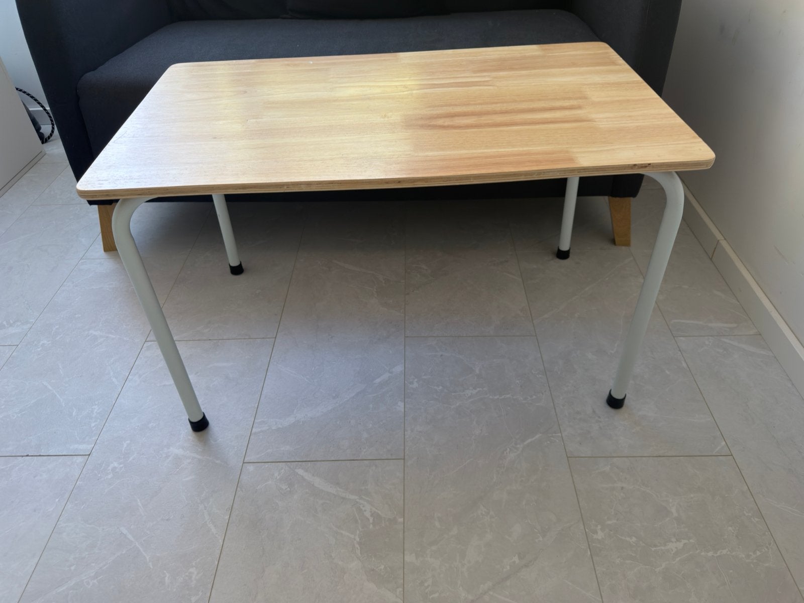 Compacte houten tafel met metalen poten, Ophalen, Gebruikt, Rechthoekig, Overige houtsoorten
