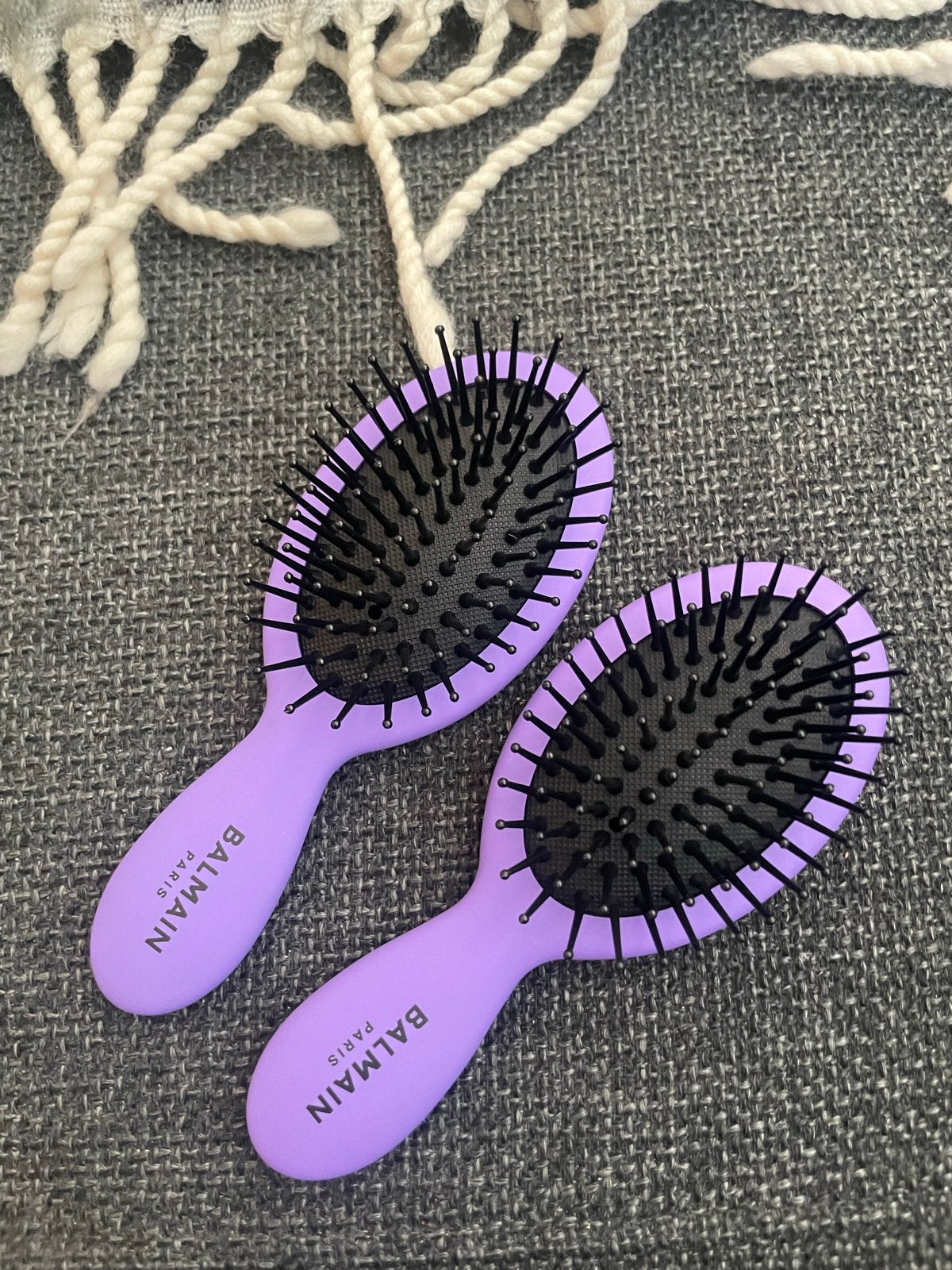 Balmain Paris Mini Haarborstels - Paars (2 stuks), Sieraden, Tassen en Uiterlijk, Uiterlijk | Haarverzorging, Ophalen of Verzenden