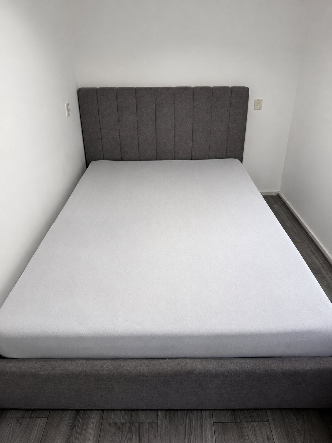 Tweepersoonsbed met gestoffeerd hoofdbord, Huis en Inrichting, Slaapkamer | Bedden, Ophalen, Gebruikt, Tweepersoons, 140 cm