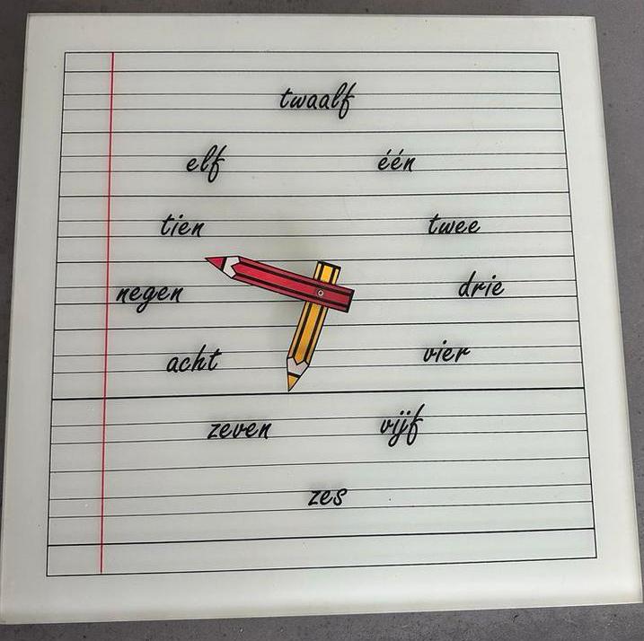 Unieke wandklok met schoolbord design en potloodwijzers, Ophalen, Gebruikt, Analoog, Wandklok