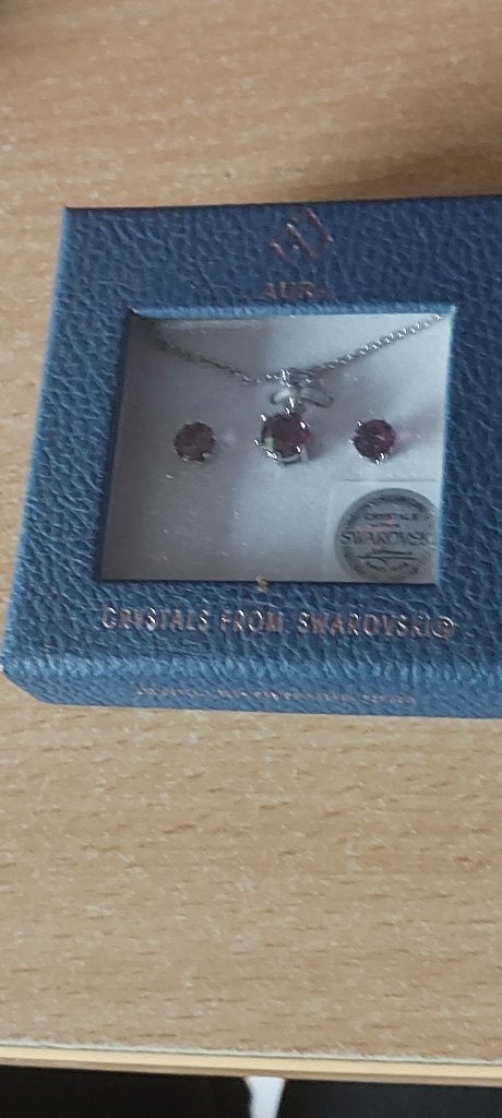 Een prachtig mooi setje van Swarovs rood steenje, Ophalen of Verzenden, Nieuw, Rood, Overige materialen