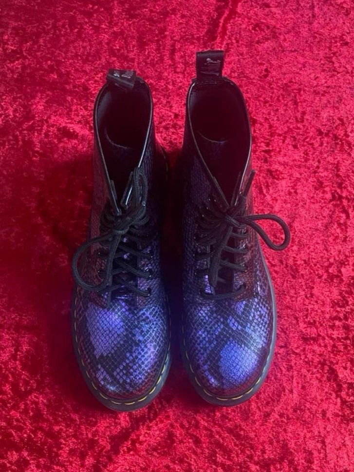 Dr. Martens paars/blauw slangenprint - Maat 39, Kleding | Dames, Schoenen, Ophalen of Verzenden, Zo goed als nieuw, Overige kleuren