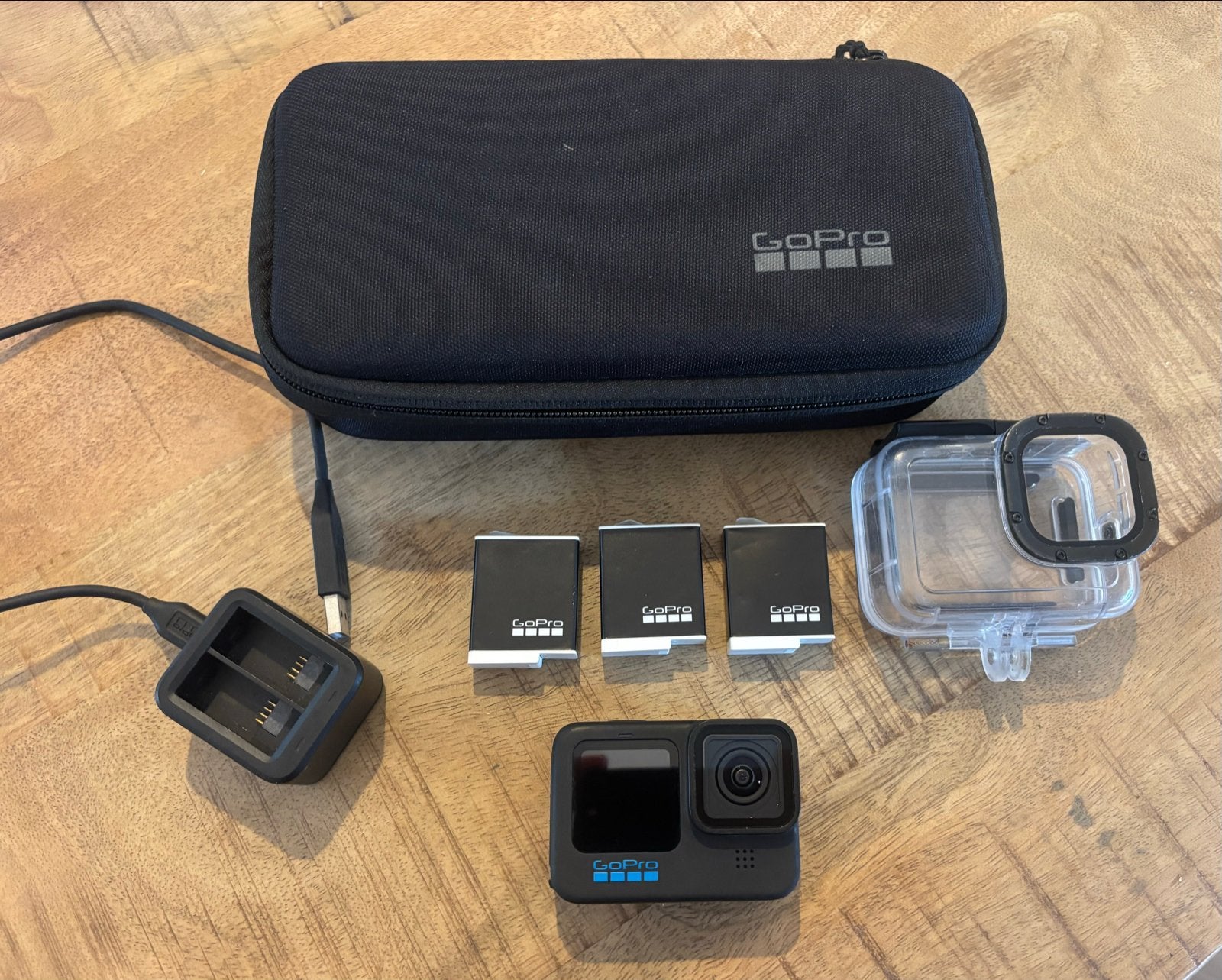 GoPro Hero 11 Black met accessoires en 3 accu's