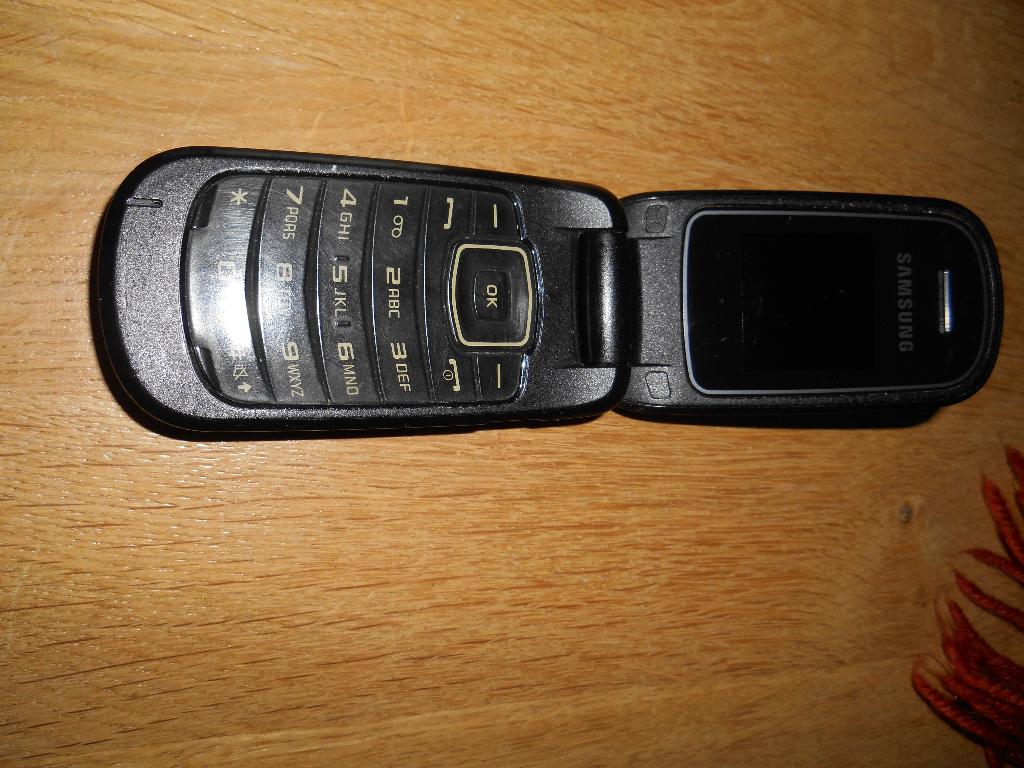 oud vintage samsung mobieltje 9 cm  met orginele oplader, Telecommunicatie, Mobiele telefoons | Samsung, Gebruikt, Zwart, Overige systemen