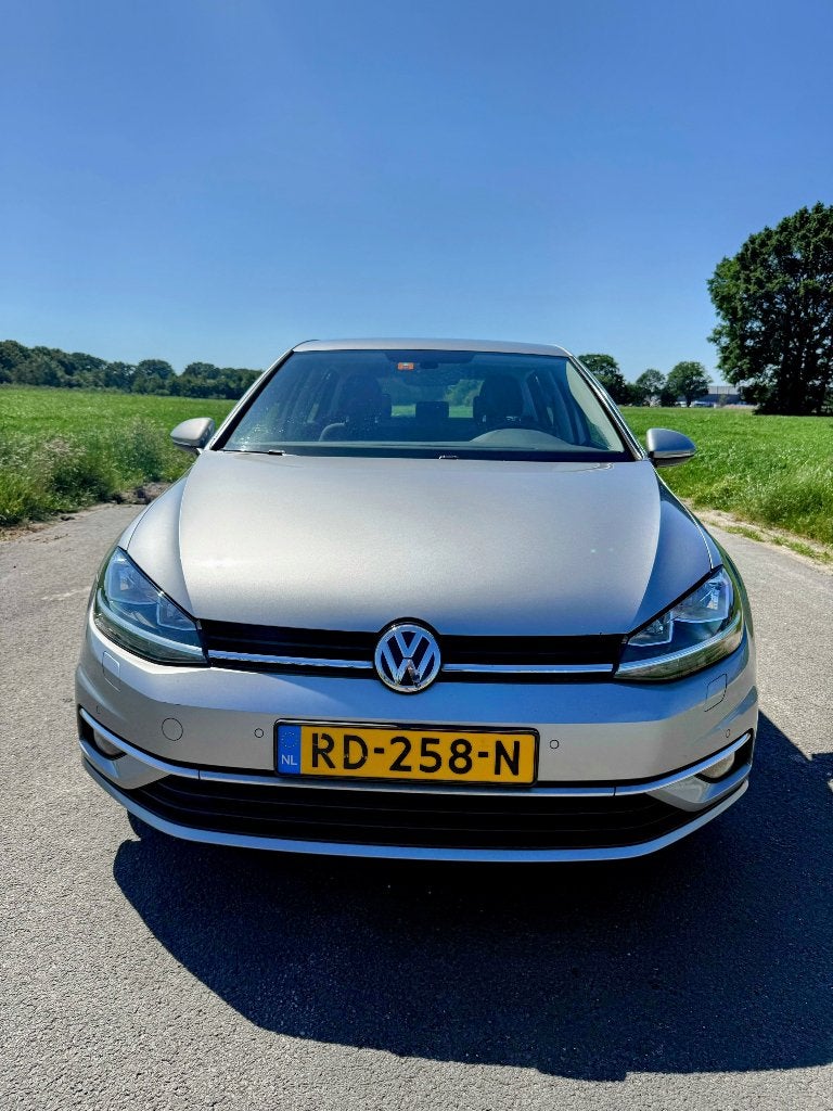 Volkswagen Golf 1.0 TSI 110pk 5D 2017 Grijs Comfline Clima, Auto's, Stof, Euro 6, Handgeschakeld, Grijs