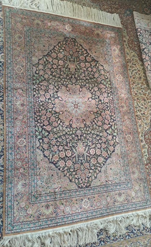 Prachtig zijde Tapijt met Gedetailleerd Bloemenpatroon, Gebruikt, 100 tot 150 cm, Perzisch, Klassiek, Oosters, Overige kleuren