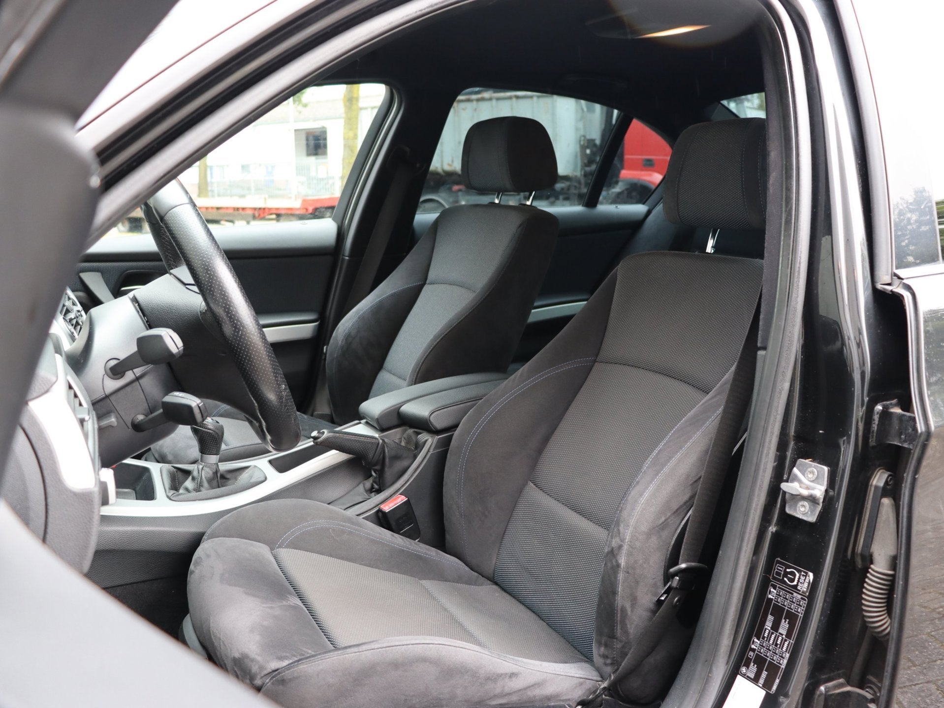 Foto 11 van BMW 3-serie 320i Executive M-sport airco LM cruise