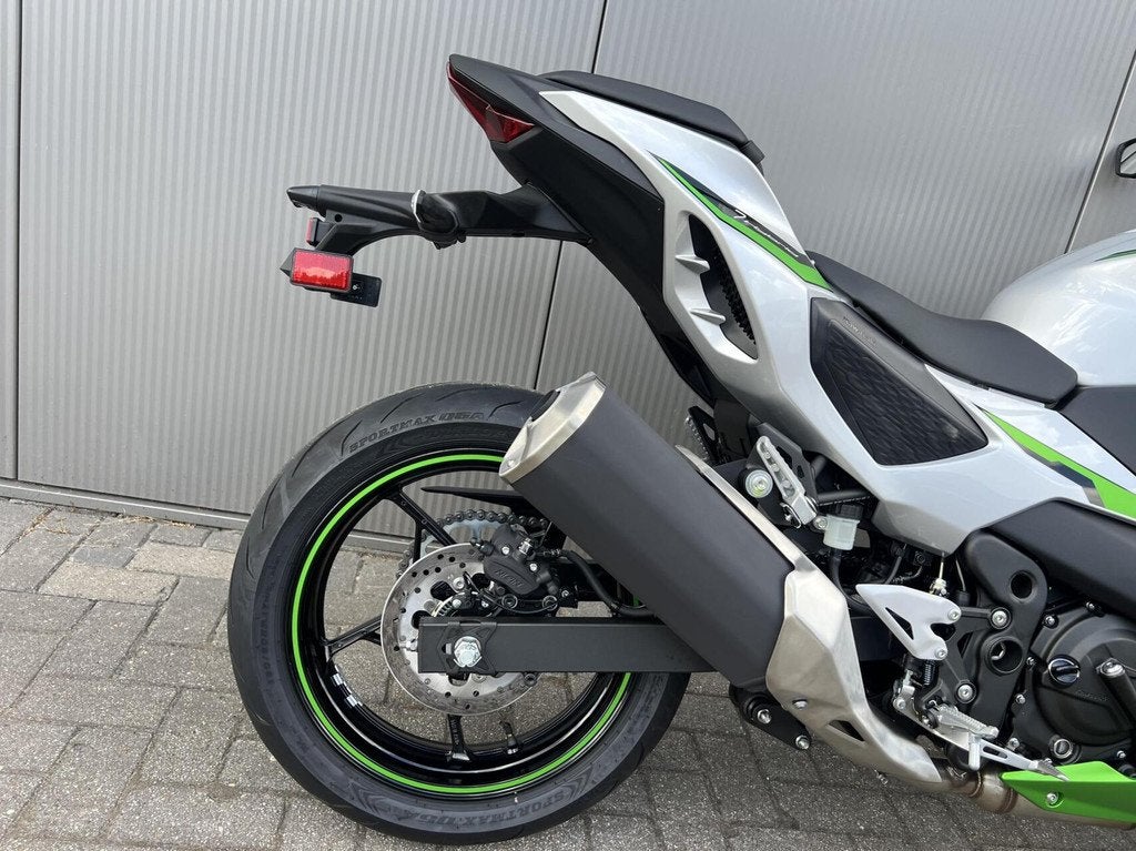 Kawasaki Z7 Hybrid, Bedrijf, Naked bike