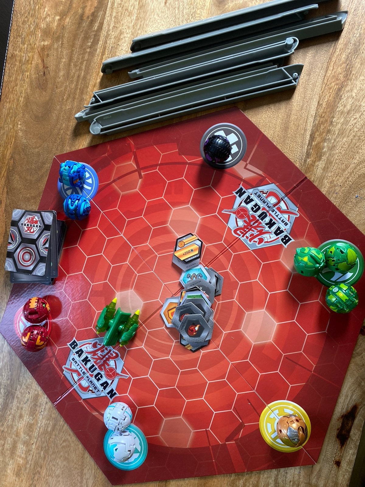 Bakugan Battle Planet Arena 11 met kaarten en magneten, Ophalen, Gebruikt