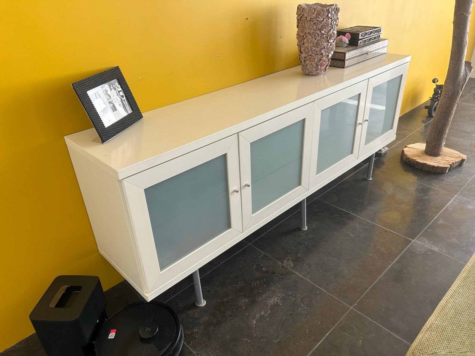 Modern dressoir met glazen deuren en planken, Ophalen, Gebruikt, 150 tot 200 cm, 25 tot 50 cm