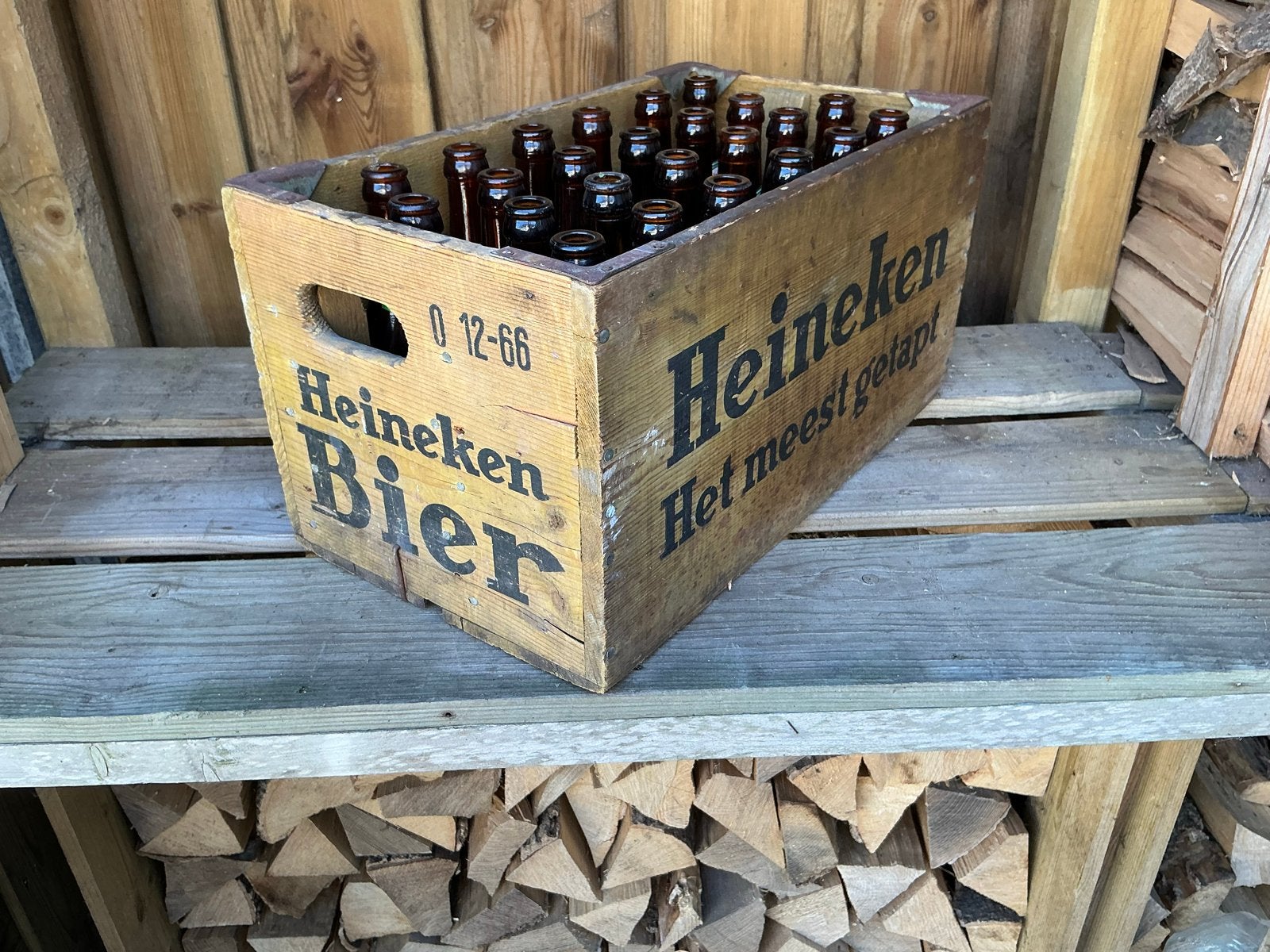 Heineken houten bierkrat uit 1966 met 24 bruine oude pijpjes, Ophalen, Gebruikt, Heineken