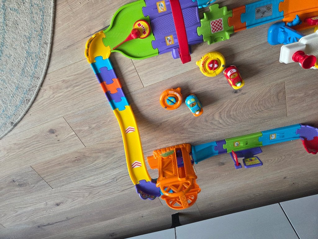 Vtech toet toet race circuit met 2 bestuurbare auto s, Kinderen en Baby's, Speelgoed | Vtech, Ophalen, Zo goed als nieuw, 2 tot 4 jaar