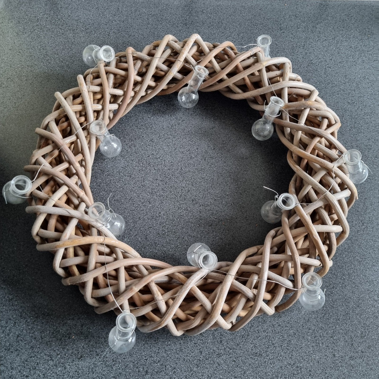Rieten krans met vaasjes - Decoratieve wandhanger, Huis en Inrichting, Ophalen of Verzenden, Zo goed als nieuw, Krans, Rotan