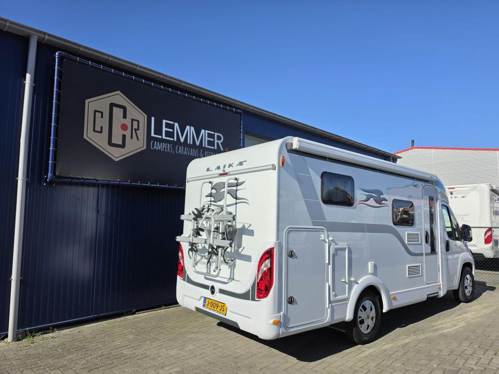 Laika Kosmo compact 9 automaat enkele bedden als nieuw!, Caravans en Kamperen, Campers, Automaat, Ringverwarming, Fiat, Koelkast