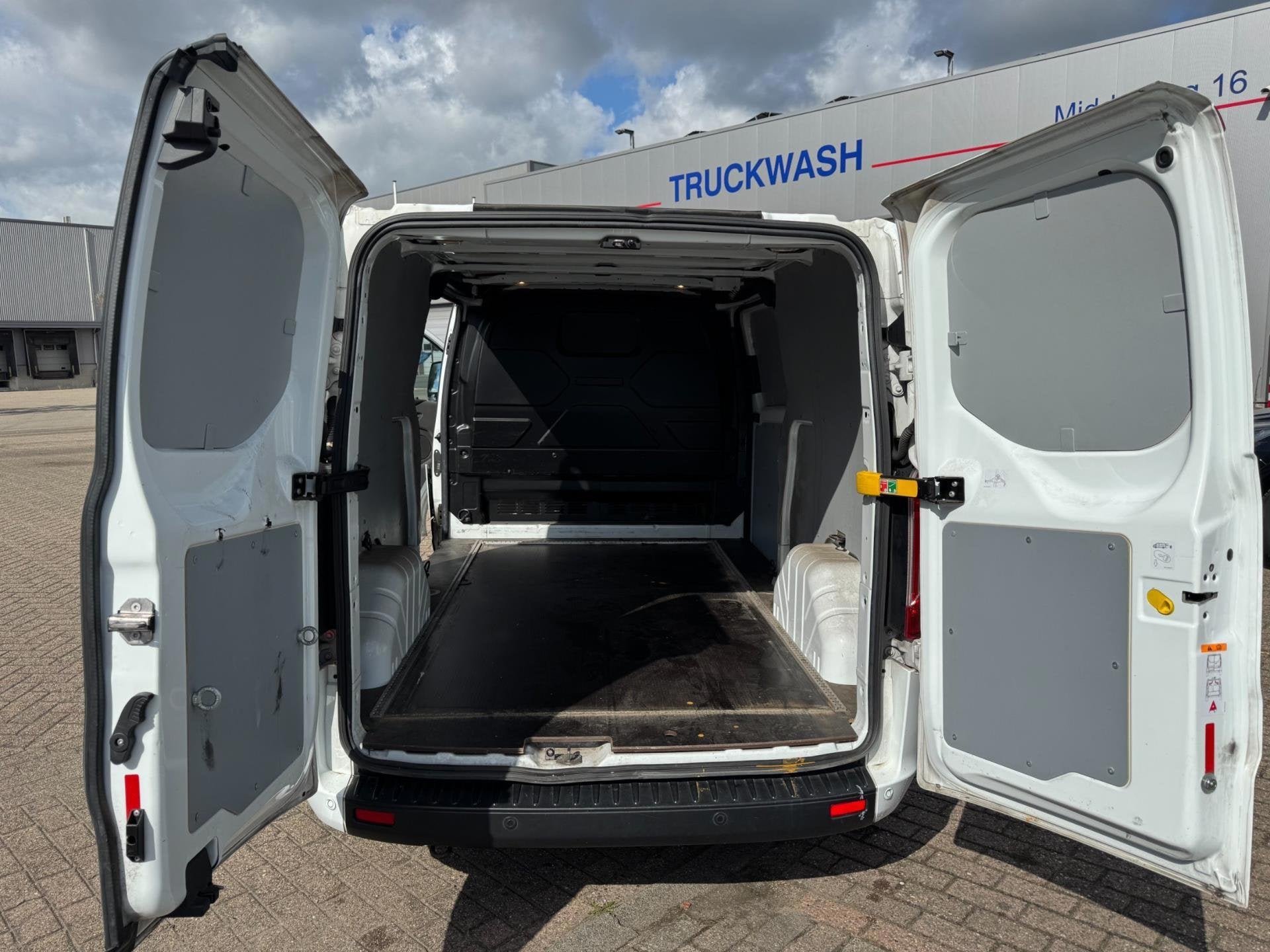 Ford Transit Custom 300 2.0 TDCI L2H1 Trend Export, Voorwielaandrijving, 4 cilinders, 2037 kg, Wit