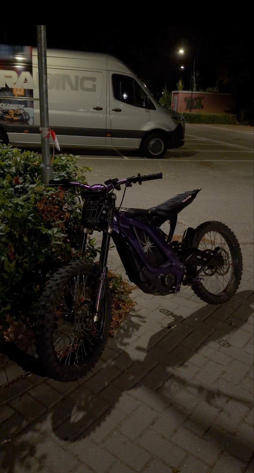 Surron 2023 - Nieuwe banden en remblokken, voorvork lekt, Fietsen en Brommers, Ophalen of Verzenden, Gebruikt