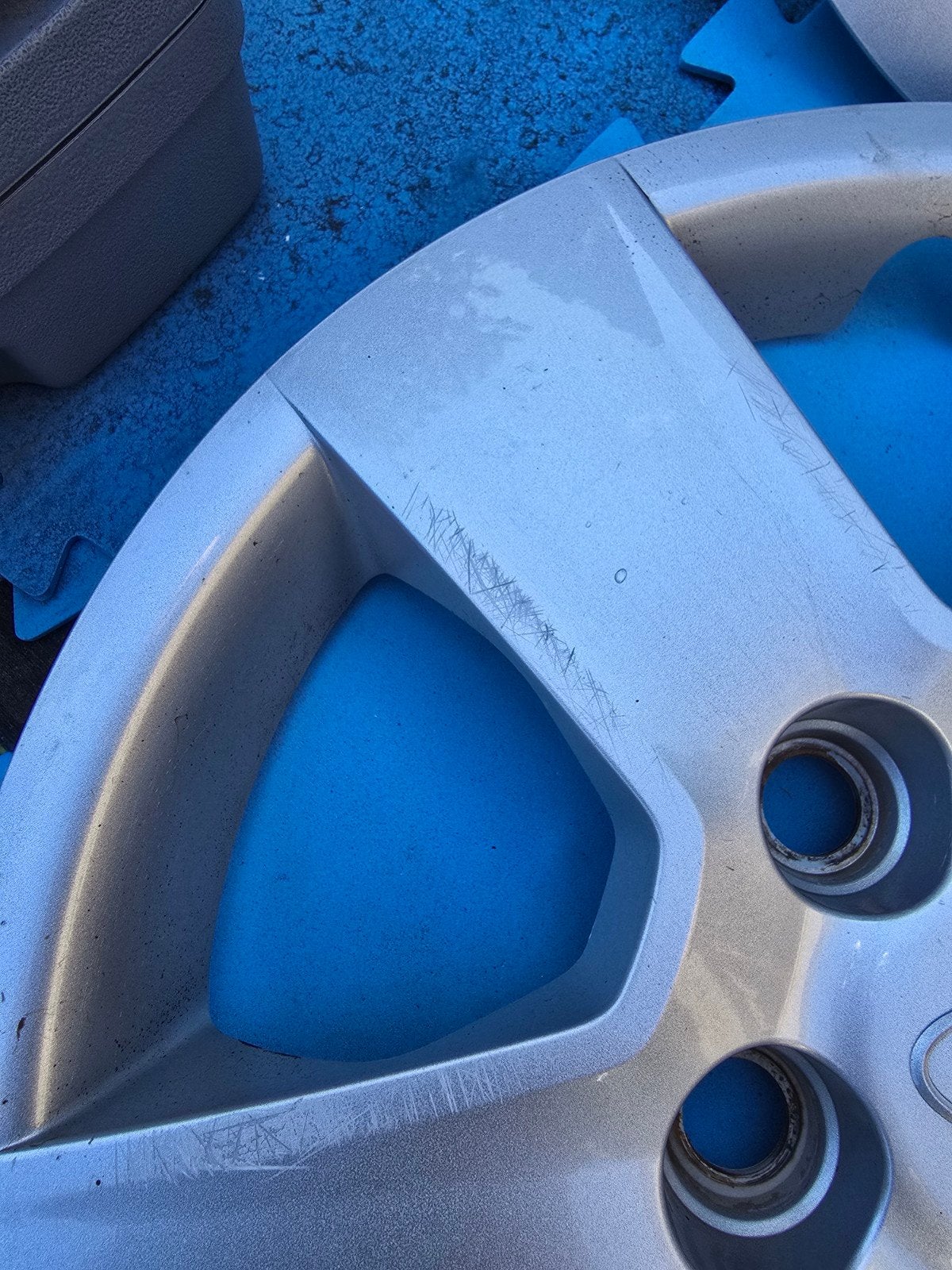 Set van 4 Kia wieldoppen - Gebruikt met beschadiging, Auto diversen, Ophalen of Verzenden, Gebruikt
